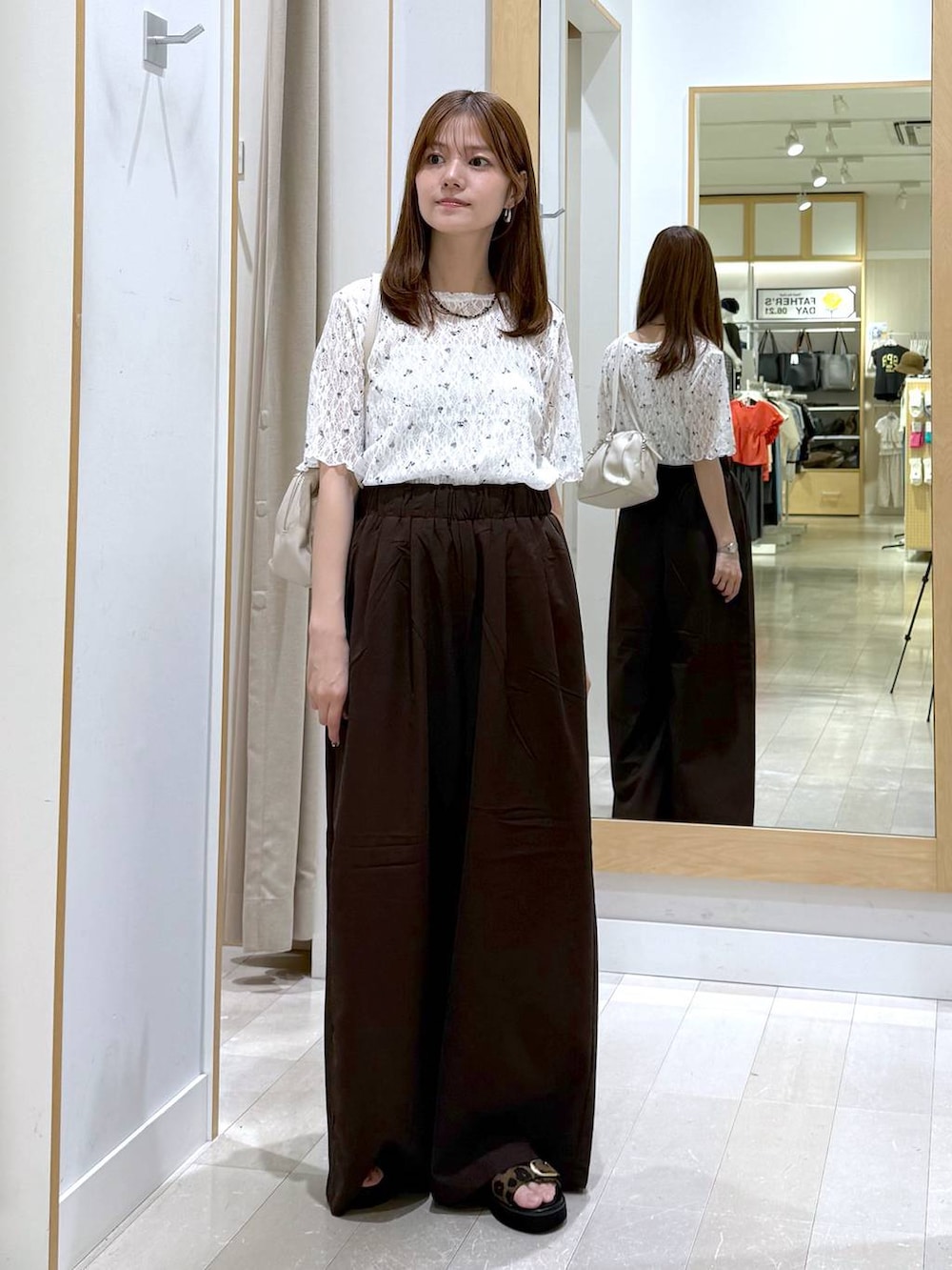 ブラウン系のその他パンツ、ベージュ系のショルダーバッグ、その他のサンダルを着用したレディースの夏コーディネートの4枚目の写真
