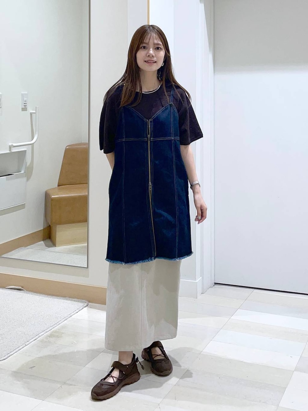 ブラウン系のニット/セーター、ベージュ系のスカート、シルバー系のネックレスを着用したレディースの秋コーディネートの4枚目の写真