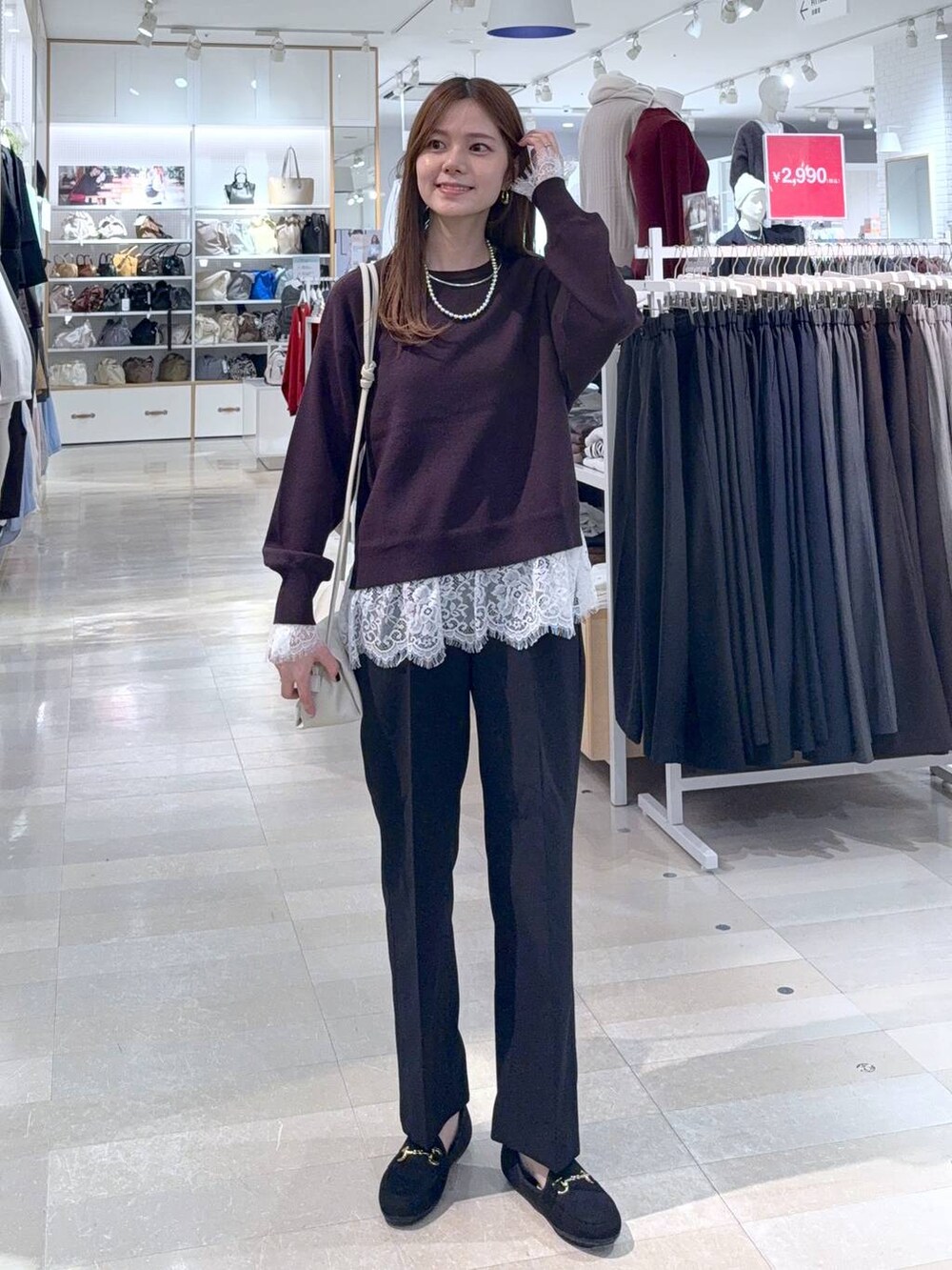 ブラック系のその他パンツ、ベージュ系のショルダーバッグ、ブラウン系のニット/セーターを着用したレディースの秋コーディネートの4枚目の写真