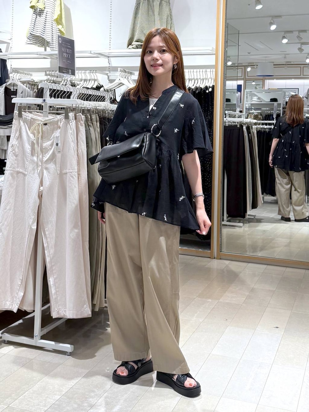 ホワイト系のタンクトップ、ベージュ系のその他パンツ、ブラック系のショルダーバッグを着用したレディースの夏コーディネートの5枚目の写真