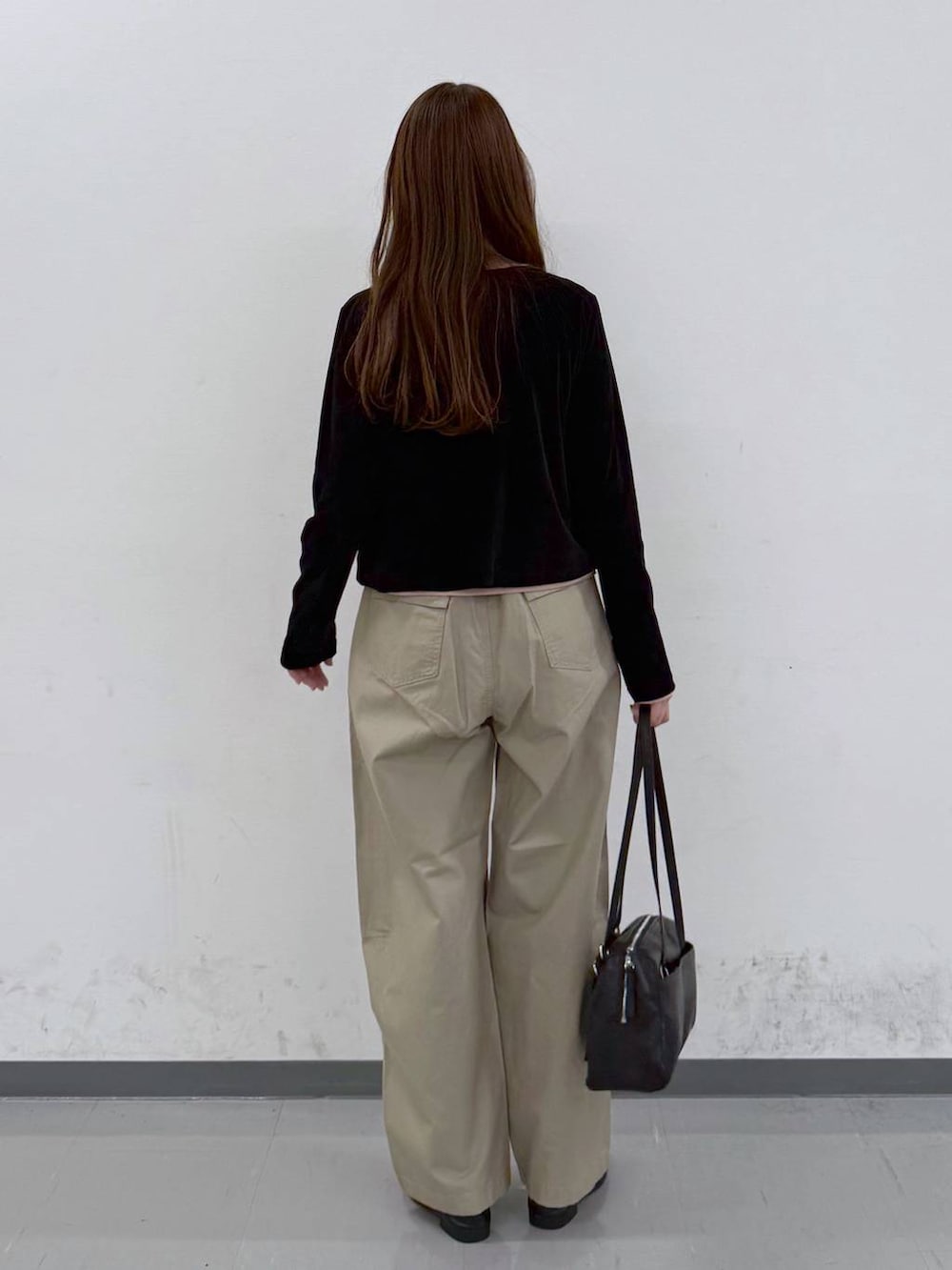 ブラック系のローファー、ベージュ系のその他パンツ、ブラック系のショルダーバッグを着用したレディースの春コーディネートの3枚目の写真