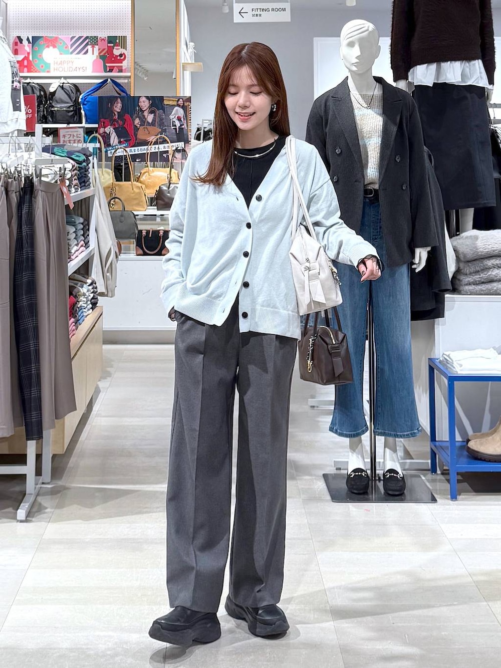 ブラック系のダウンジャケット/コート、グレー系のその他パンツ、ブラック系のブーツを着用したレディースの冬コーディネートの5枚目の写真