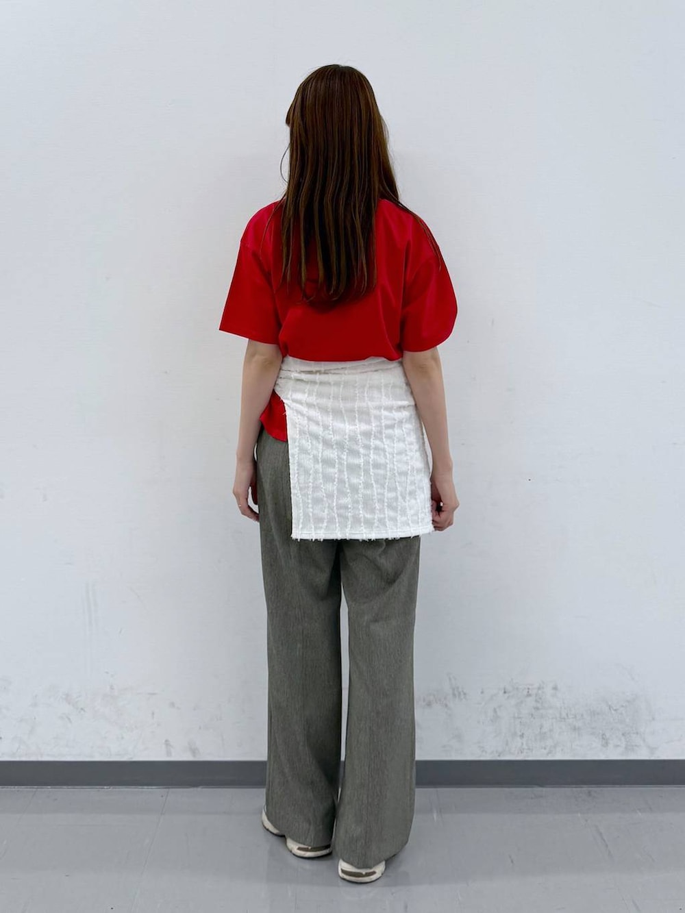 ホワイト系のTシャツ/カットソー、ベージュ系のその他パンツ、レッド系のTシャツ/カットソーを着用したレディースの春コーディネートの3枚目の写真