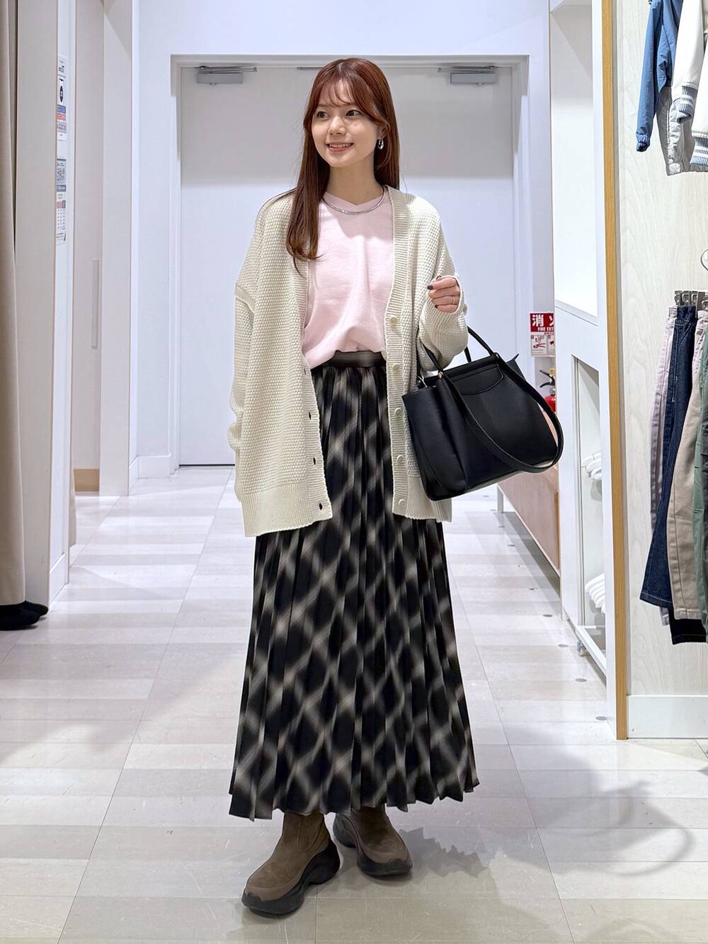 ベージュ系のカーディガン/ボレロ、ブラウン系のブーツ、ピンク系のニット/セーターを着用したレディースの冬コーディネートの5枚目の写真