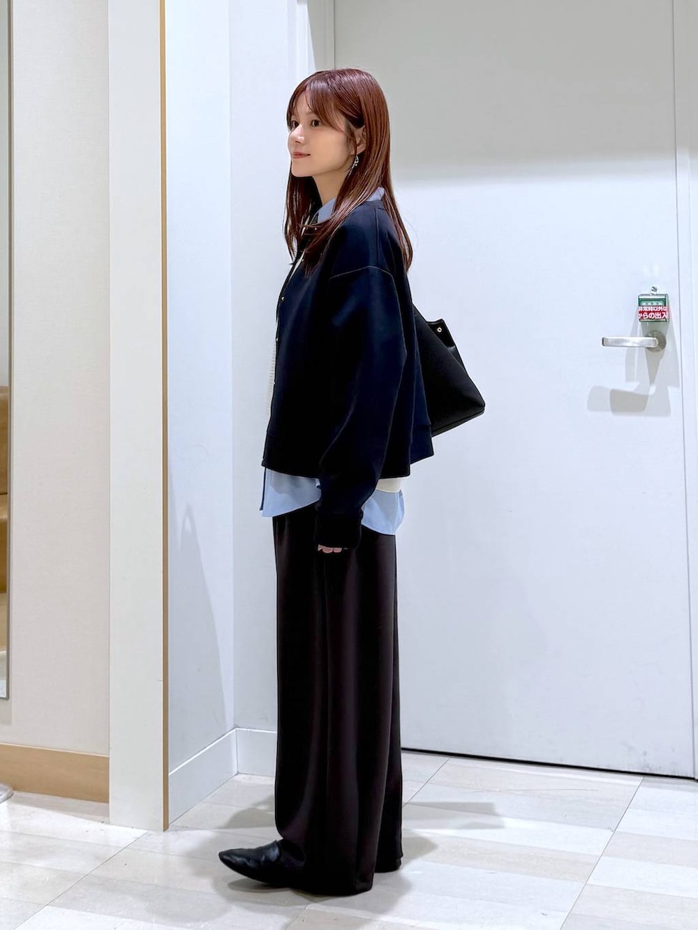 ブルー系のカーディガン/ボレロ、ブラック系のトートバッグ、ブラック系のその他シューズを着用したレディースの秋コーディネートの2枚目の写真