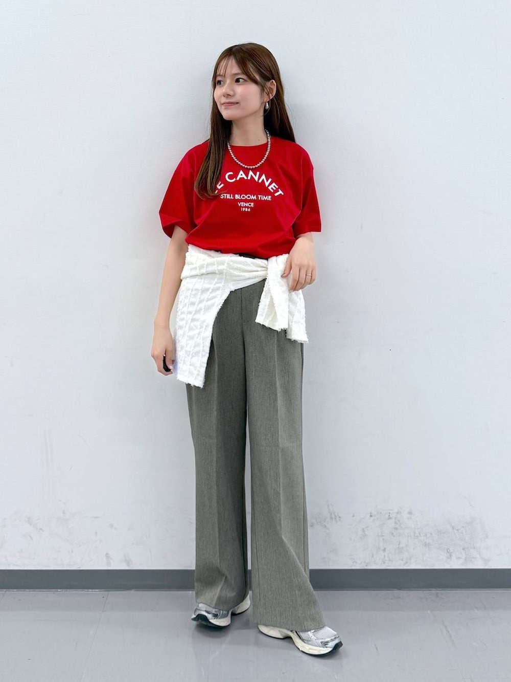 ホワイト系のTシャツ/カットソー、ベージュ系のその他パンツ、レッド系のTシャツ/カットソーを着用したレディースの春コーディネートの4枚目の写真