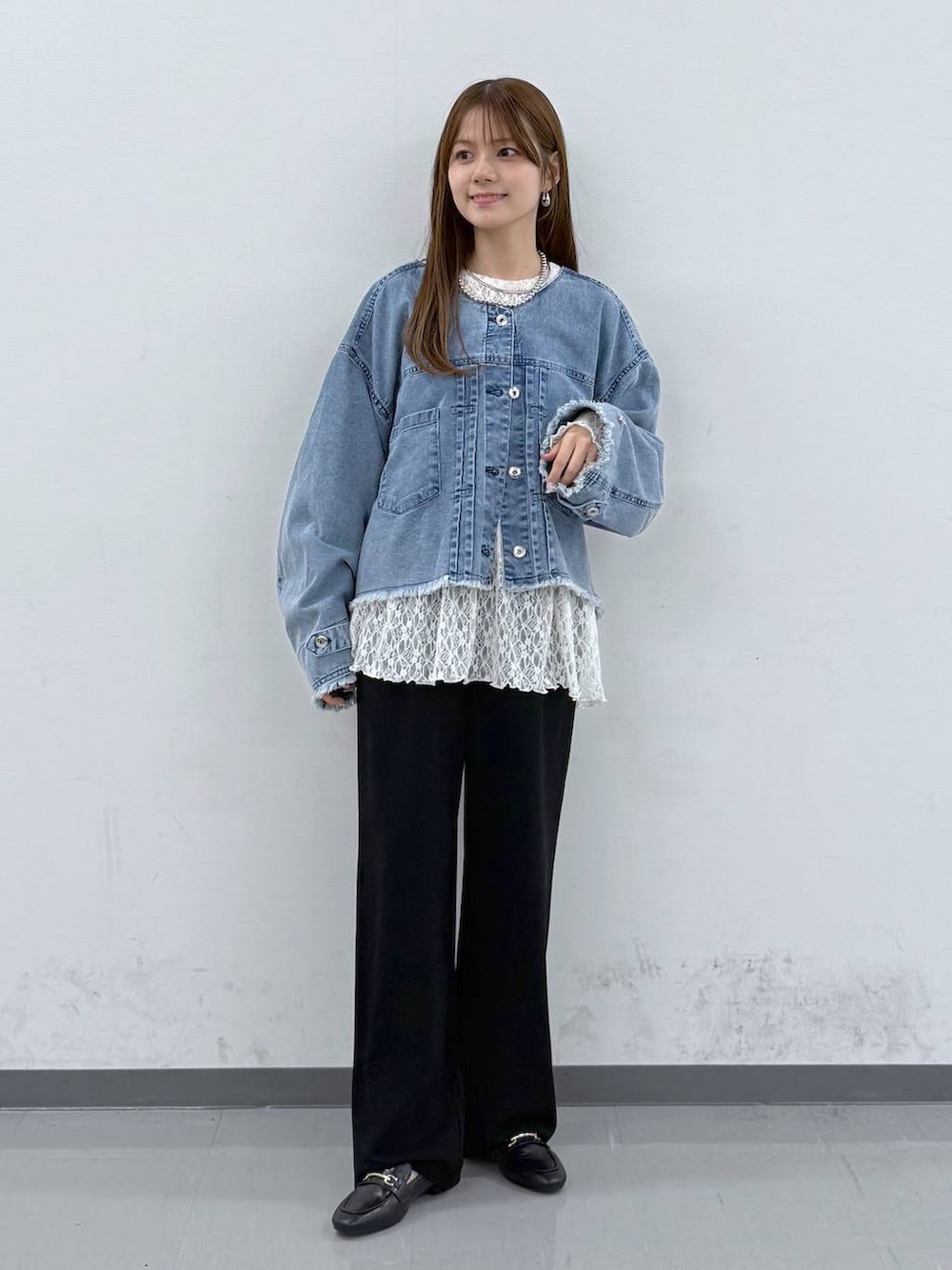 ブラック系のローファー、ブラウン系のボストンバッグ、ブラック系のその他パンツを着用したレディースの春コーディネートの5枚目の写真