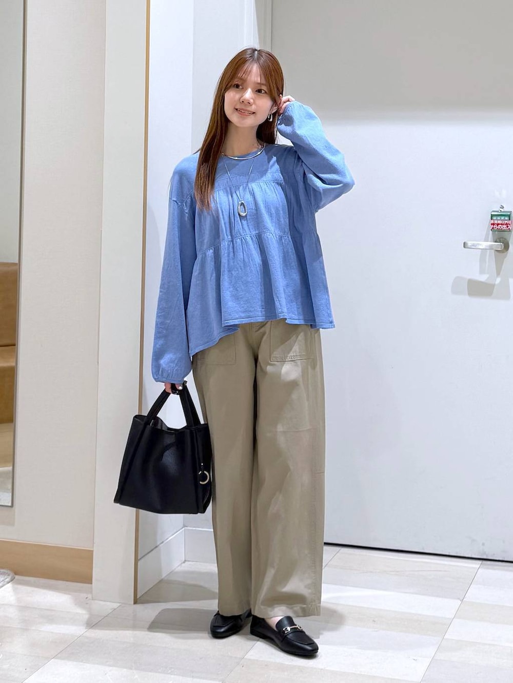 ブラック系のローファー、ブラック系のトートバッグ、ホワイト系のその他アウターを着用したレディースの春コーディネートの4枚目の写真