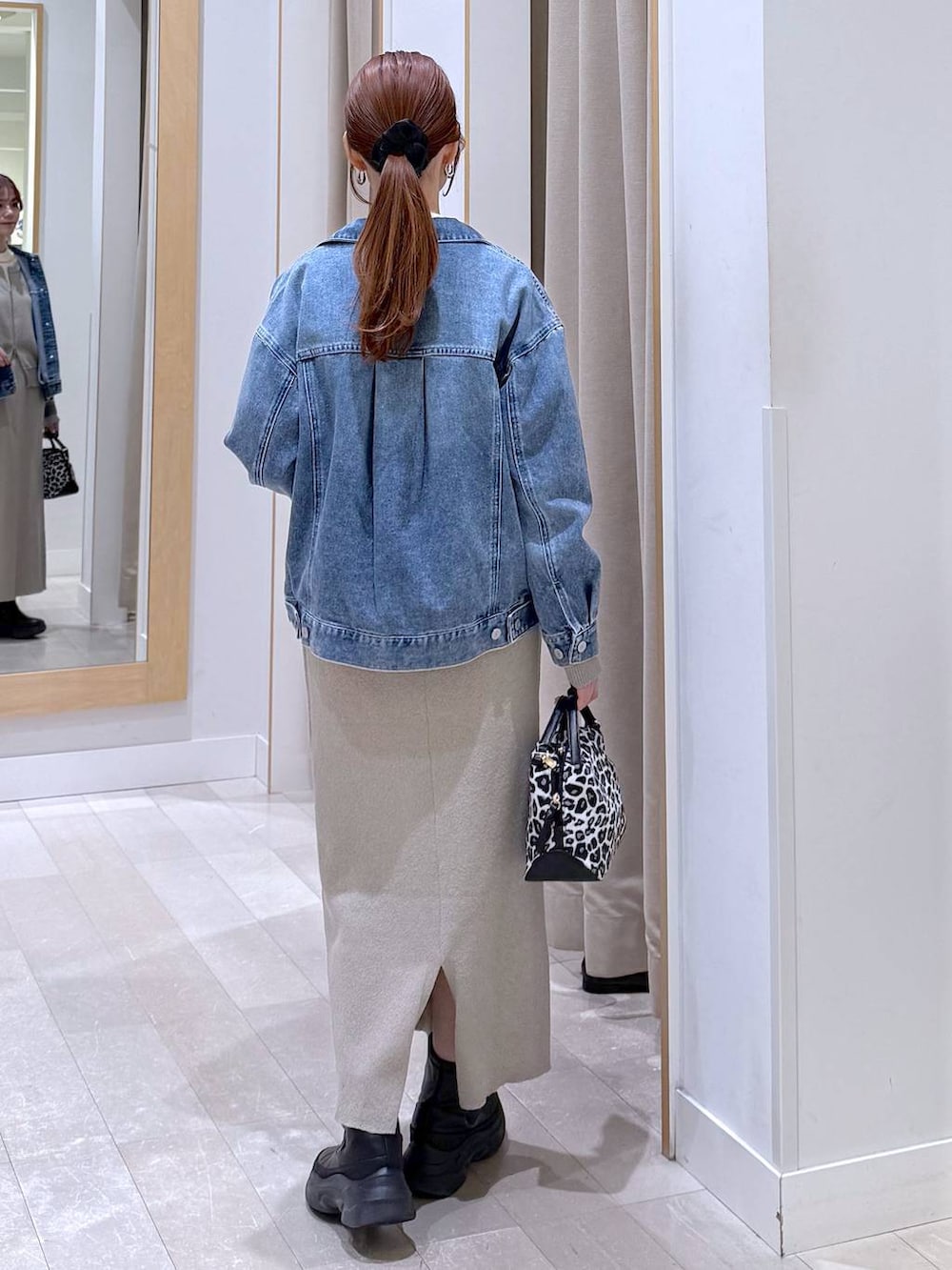 その他のショルダーバッグ、ホワイト系のニット/セーター、ブラック系のブーツを着用したレディースの冬コーディネートの3枚目の写真