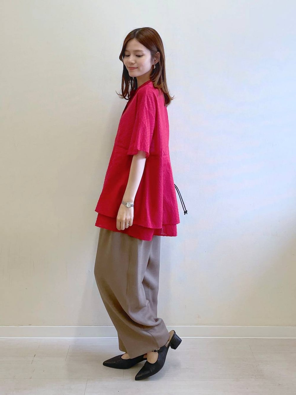 ブラック系のサンダル、ブラック系のショルダーバッグ、ブラウン系のその他パンツを着用したレディースの夏コーディネートの2枚目の写真