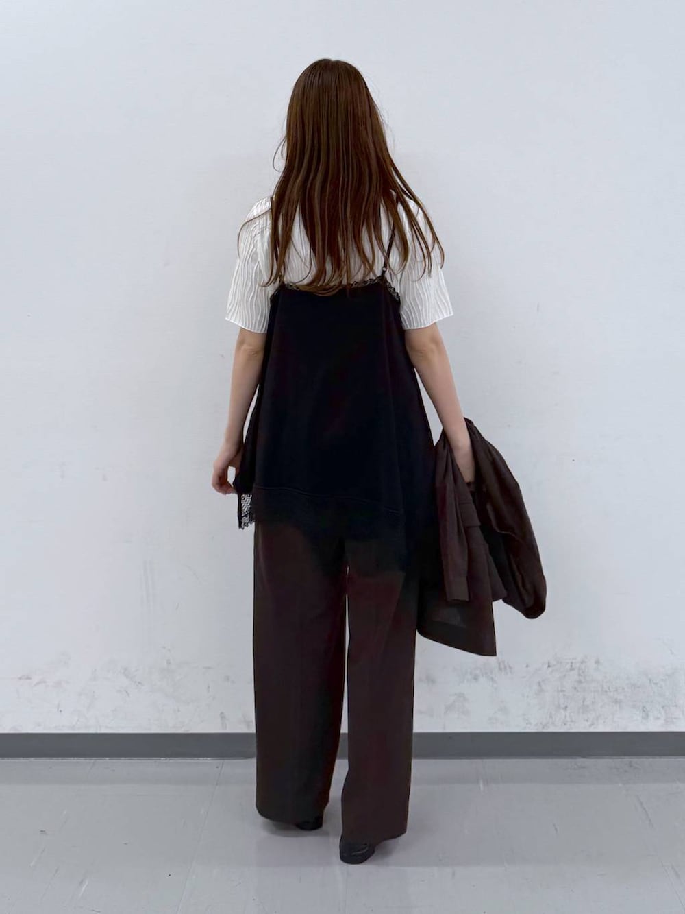 ブラック系のローファー、ブラック系のニット/セーター、ブラウン系のその他パンツを着用したレディースの春コーディネートの3枚目の写真