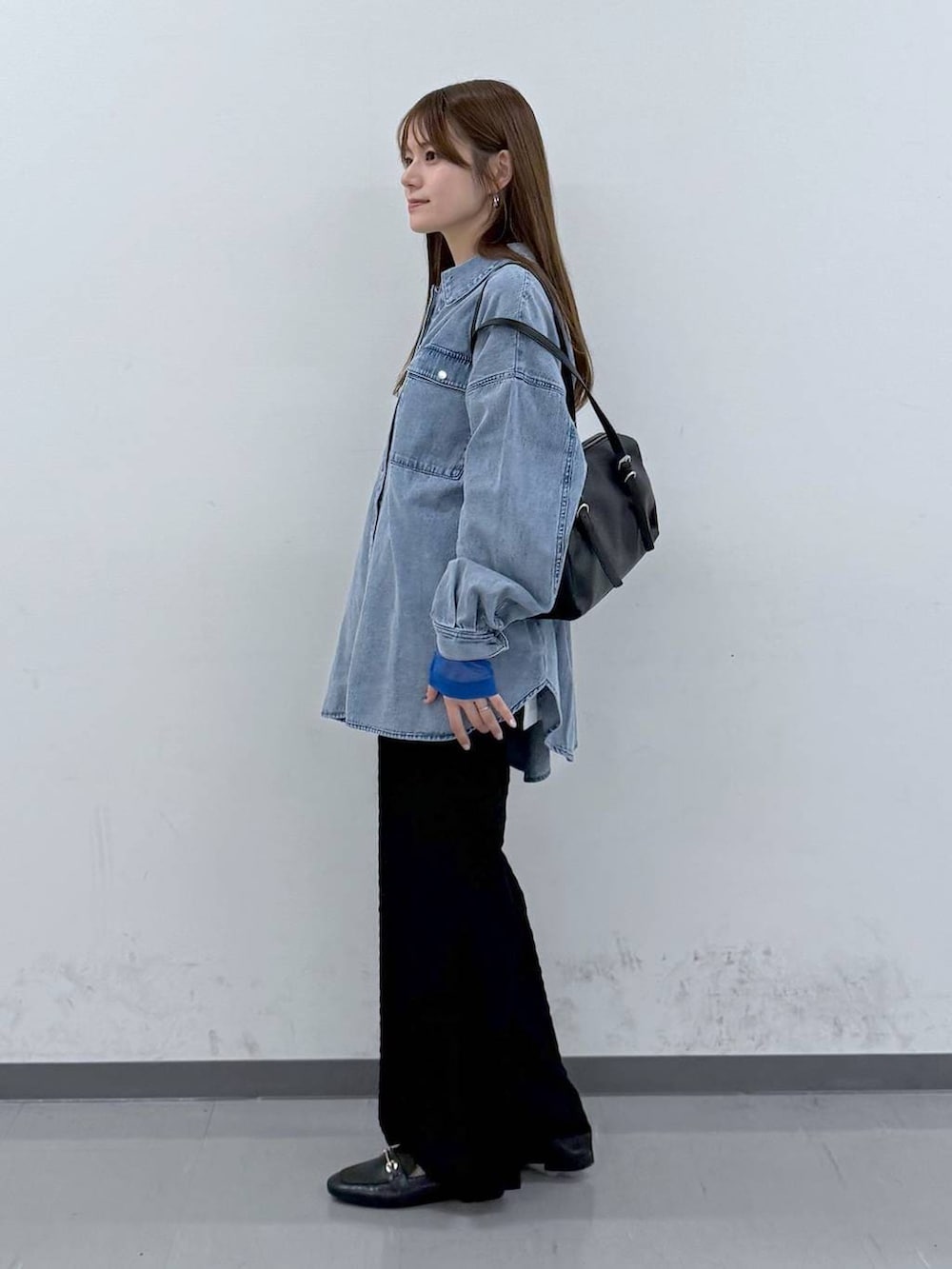 ブラック系のローファー、ブラック系のショルダーバッグ、ブラック系のその他パンツを着用したレディースの春コーディネートの2枚目の写真