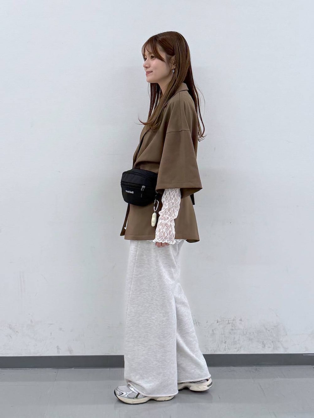 ホワイト系のスウェットパンツ、ホワイト系のその他トップス、シルバー系のネックレスを着用したレディースの春コーディネートの2枚目の写真