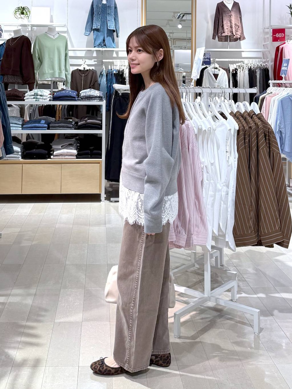 その他のバレエシューズ、ブラウン系のデニムパンツ、グレー系のカーディガン/ボレロを着用したレディースの春コーディネートの2枚目の写真