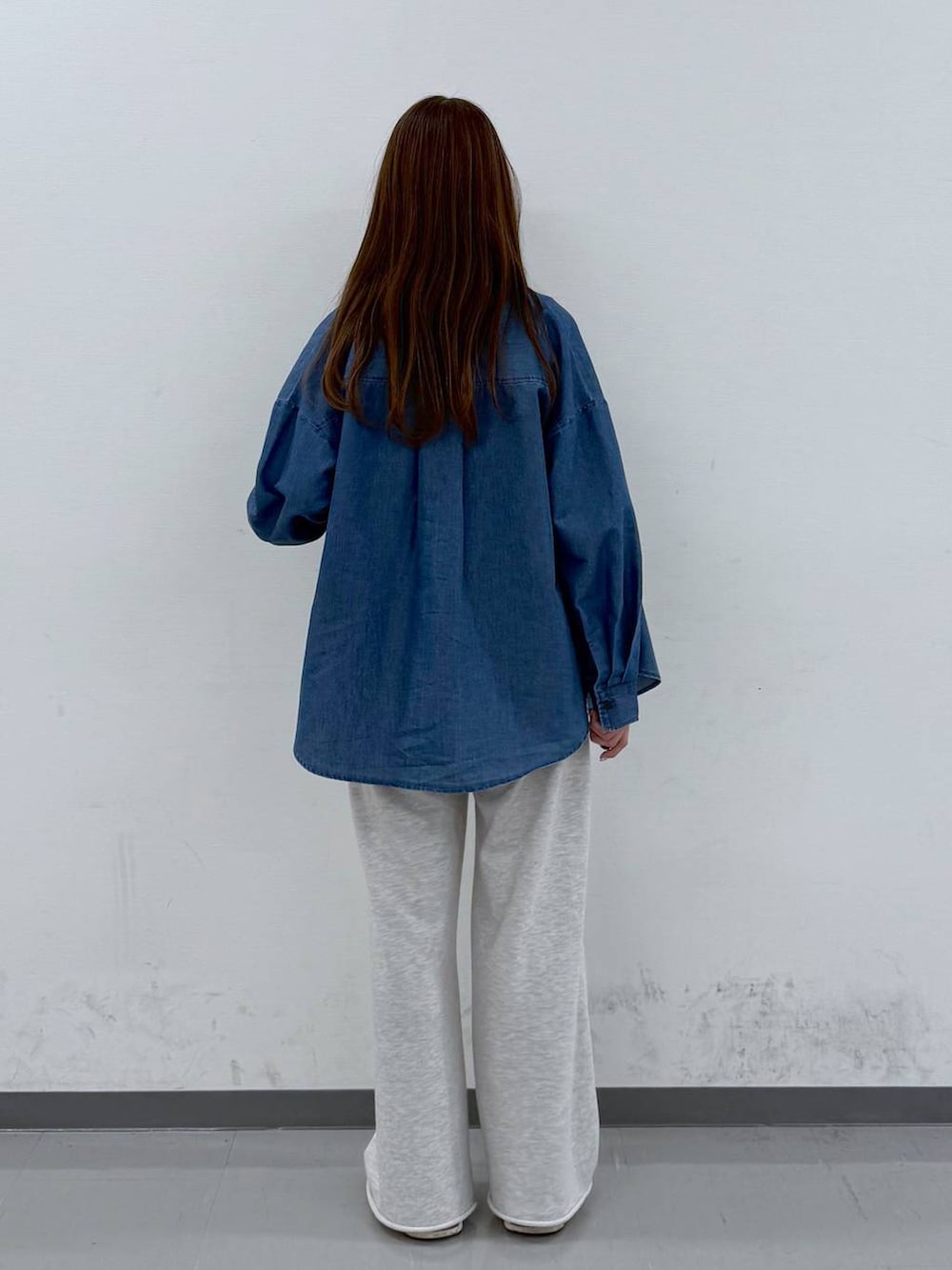 ブルー系のシャツ/ブラウス、ホワイト系のスウェットパンツ、ブラック系のショルダーバッグを着用したレディースの春コーディネートの3枚目の写真