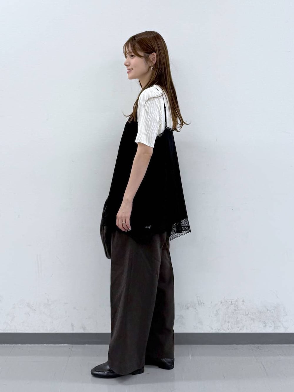 ブラック系のローファー、ブラック系のニット/セーター、ブラウン系のその他パンツを着用したレディースの春コーディネートの2枚目の写真