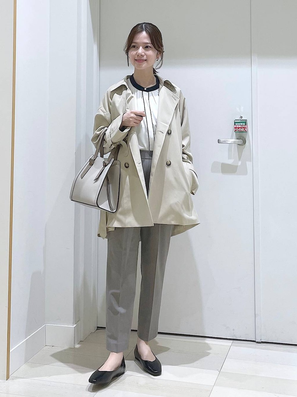 ホワイト系のその他パンツ、ブラウン系のノーカラージャケット、ベージュ系のパンプスを着用したレディースの春コーディネートの6枚目の写真