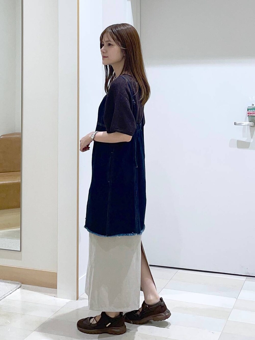 ブラウン系のニット/セーター、ベージュ系のスカート、シルバー系のネックレスを着用したレディースの秋コーディネートの2枚目の写真