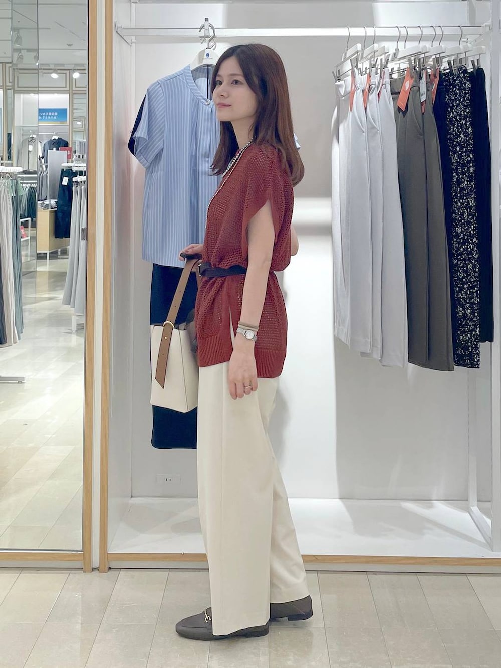 「雨の日コーデ、体型カバー、低身長、カジュアル、ママコーデ、夏コーデ、ニット、ベルト、ワイドパンツ、ローファー、ネックレス、バッグ」|「GLOBAL WORKのサイズ拡大/らくっション撥水2WAYローファー/131468(ローファー、ベージュ系)」を使った、きょんさん(レディース・155cm)の夏コーディネートの2枚目の写真