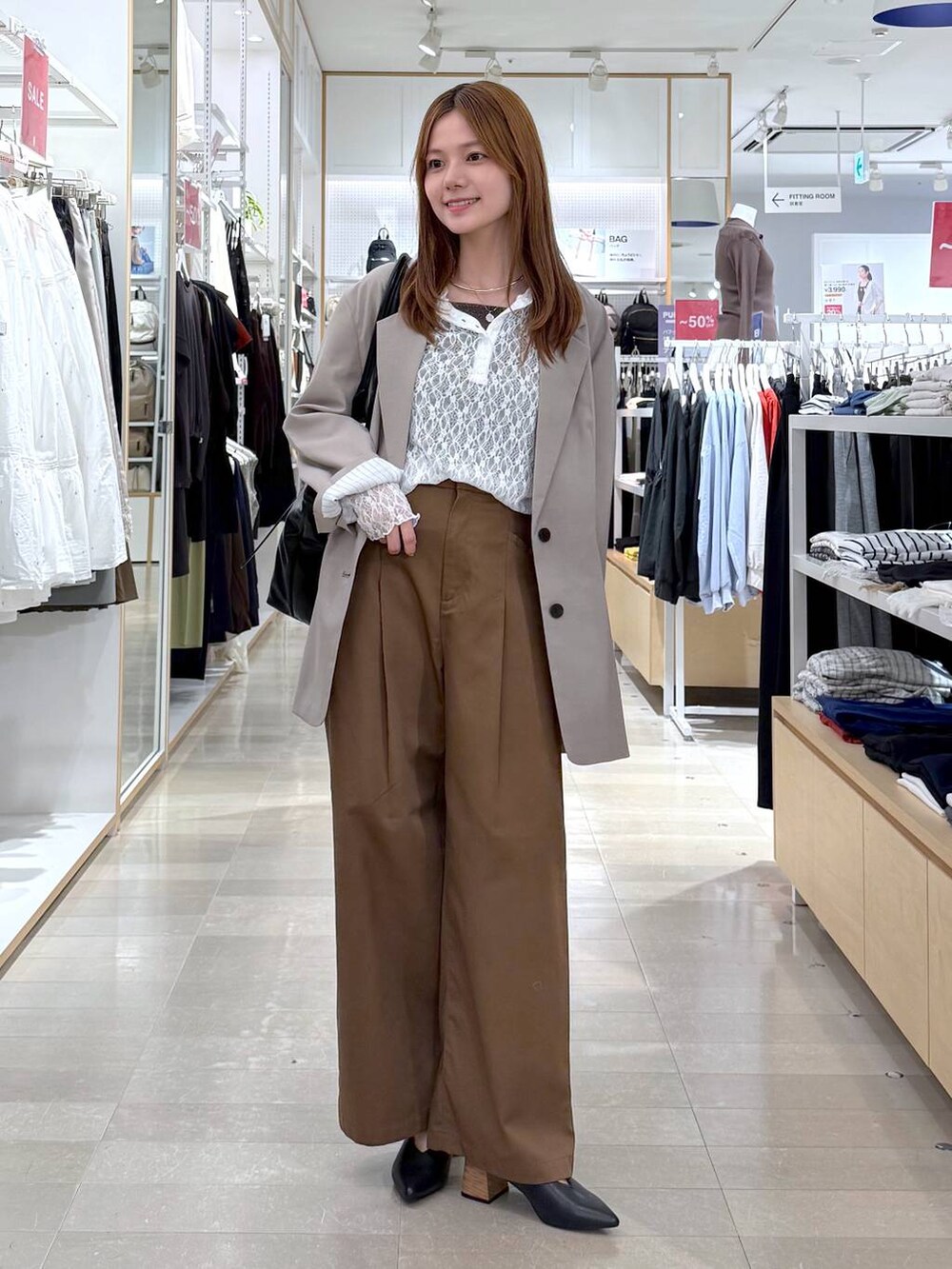ブラック系のトートバッグ、ホワイト系のTシャツ/カットソー、ブラウン系のタンクトップを着用したレディースの秋コーディネートの4枚目の写真