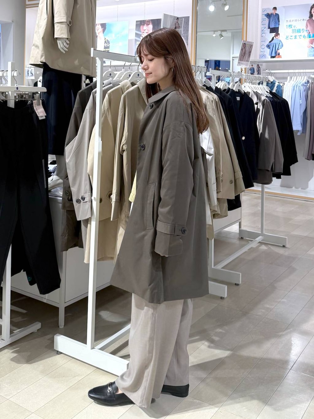 ブラック系のローファー、ホワイト系のTシャツ/カットソー、ブラウン系のステンカラーコートを着用したレディースの春コーディネートの2枚目の写真