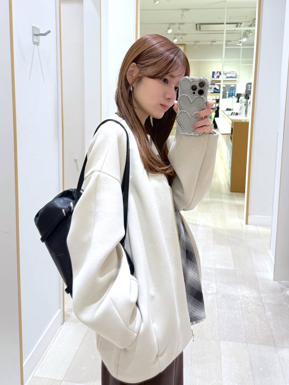 ホワイト系のスニーカー、ホワイト系のブルゾン、ブラウン系のその他トップスを着用したレディースの冬コーディネートの5枚目の写真