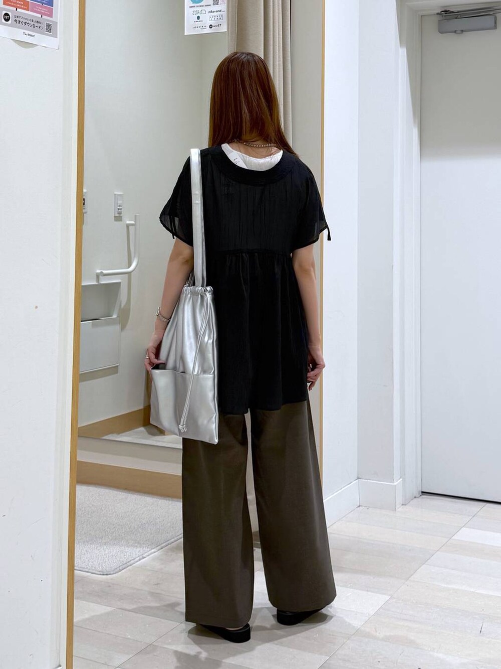 ブラウン系のその他パンツ、ブラック系のシャツ/ブラウス、ホワイト系のタンクトップを着用したレディースの夏コーディネートの3枚目の写真
