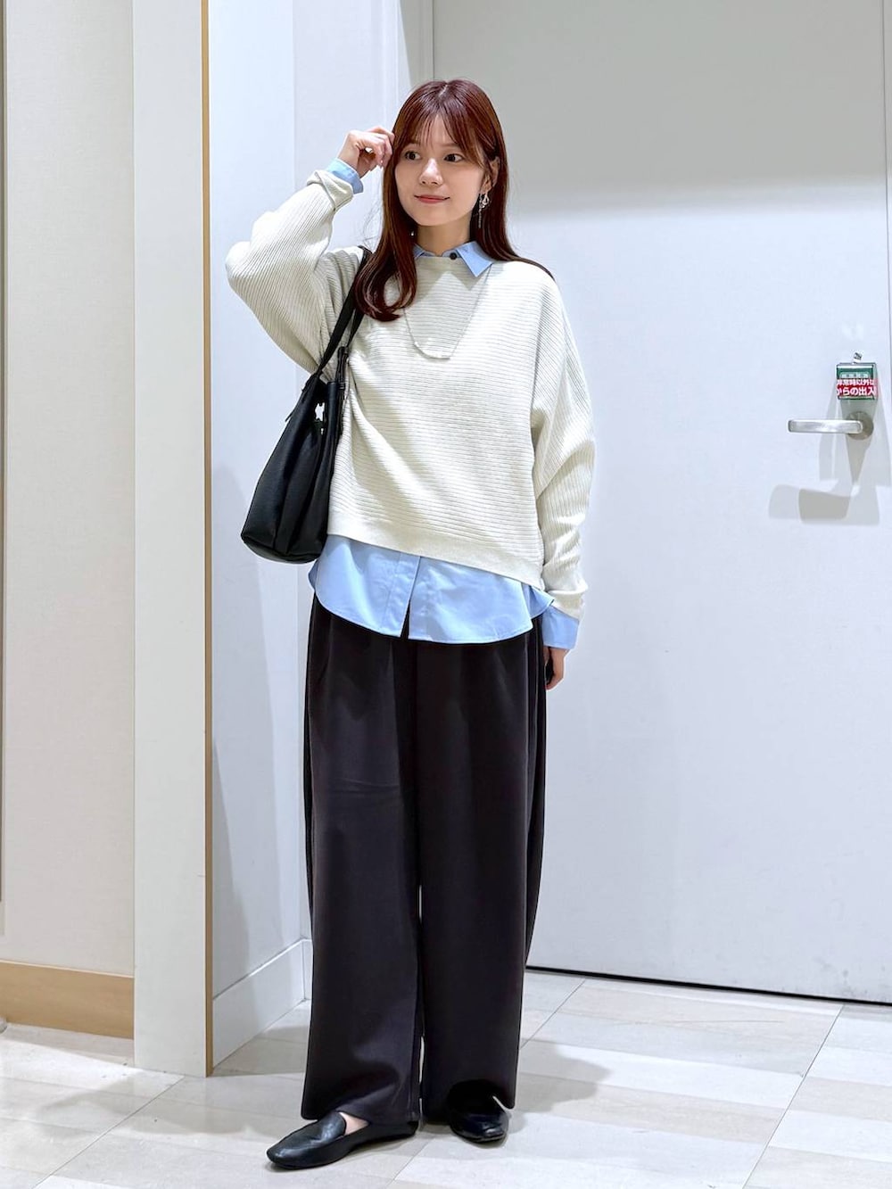 ブルー系のカーディガン/ボレロ、ブラック系のトートバッグ、ブラック系のその他シューズを着用したレディースの秋コーディネートの4枚目の写真