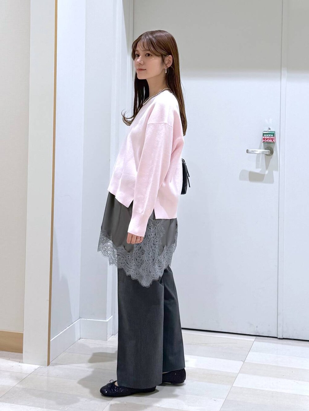 ブラック系のバレエシューズ、グレー系のその他パンツ、ピンク系のニット/セーターを着用したレディースの春コーディネートの2枚目の写真