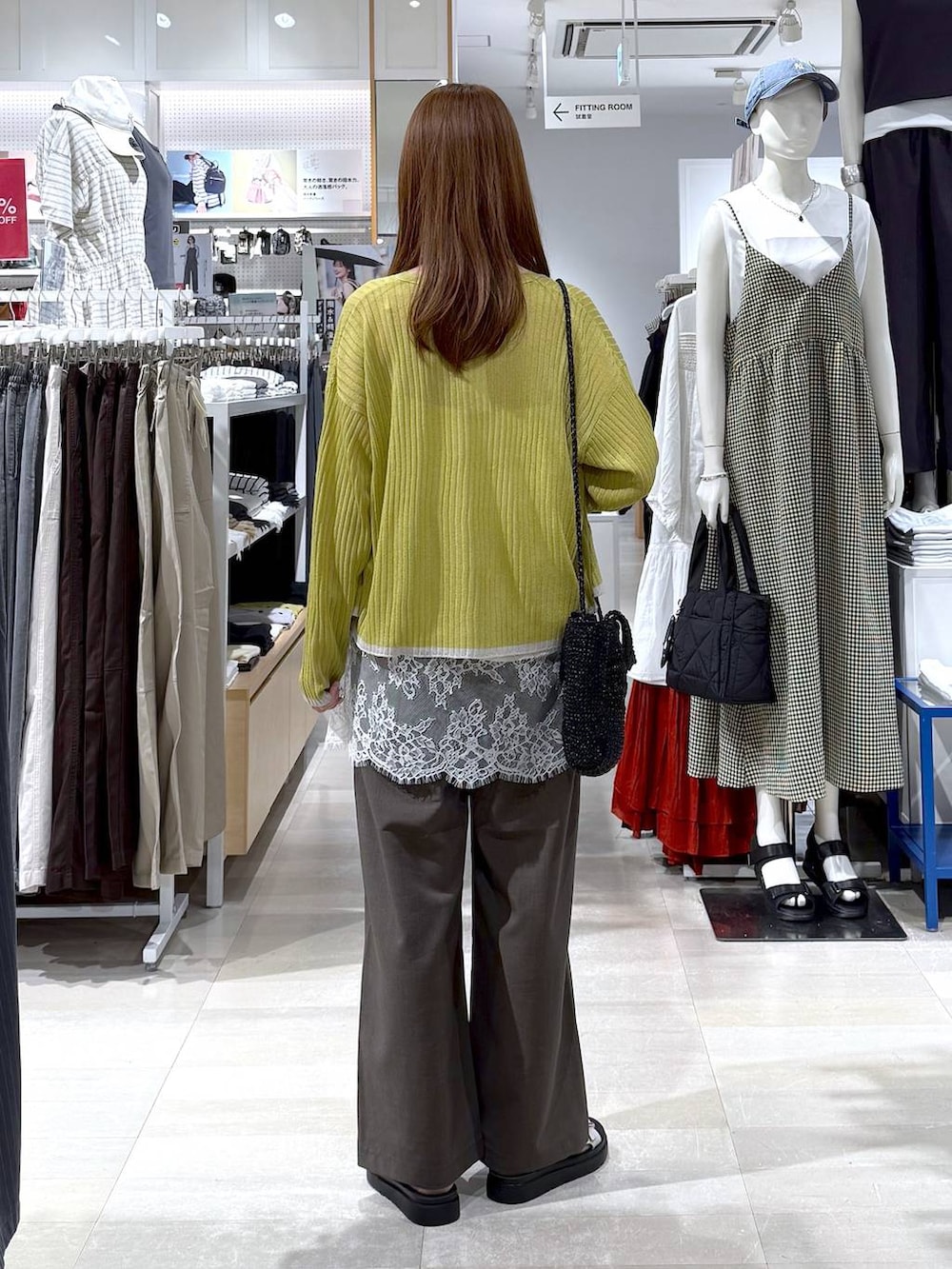 ブラウン系のその他パンツ、ホワイト系のキャミソール、ベージュ系のサンダルを着用したレディースの夏コーディネートの3枚目の写真