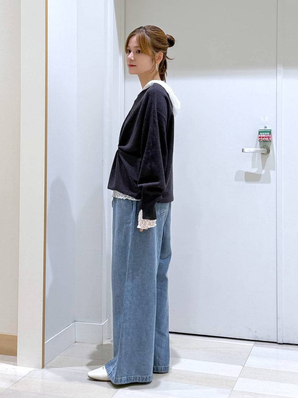 ベージュ系のパンプス、グレー系のニット/セーター、ホワイト系のTシャツ/カットソーを着用したレディースの夏コーディネートの2枚目の写真