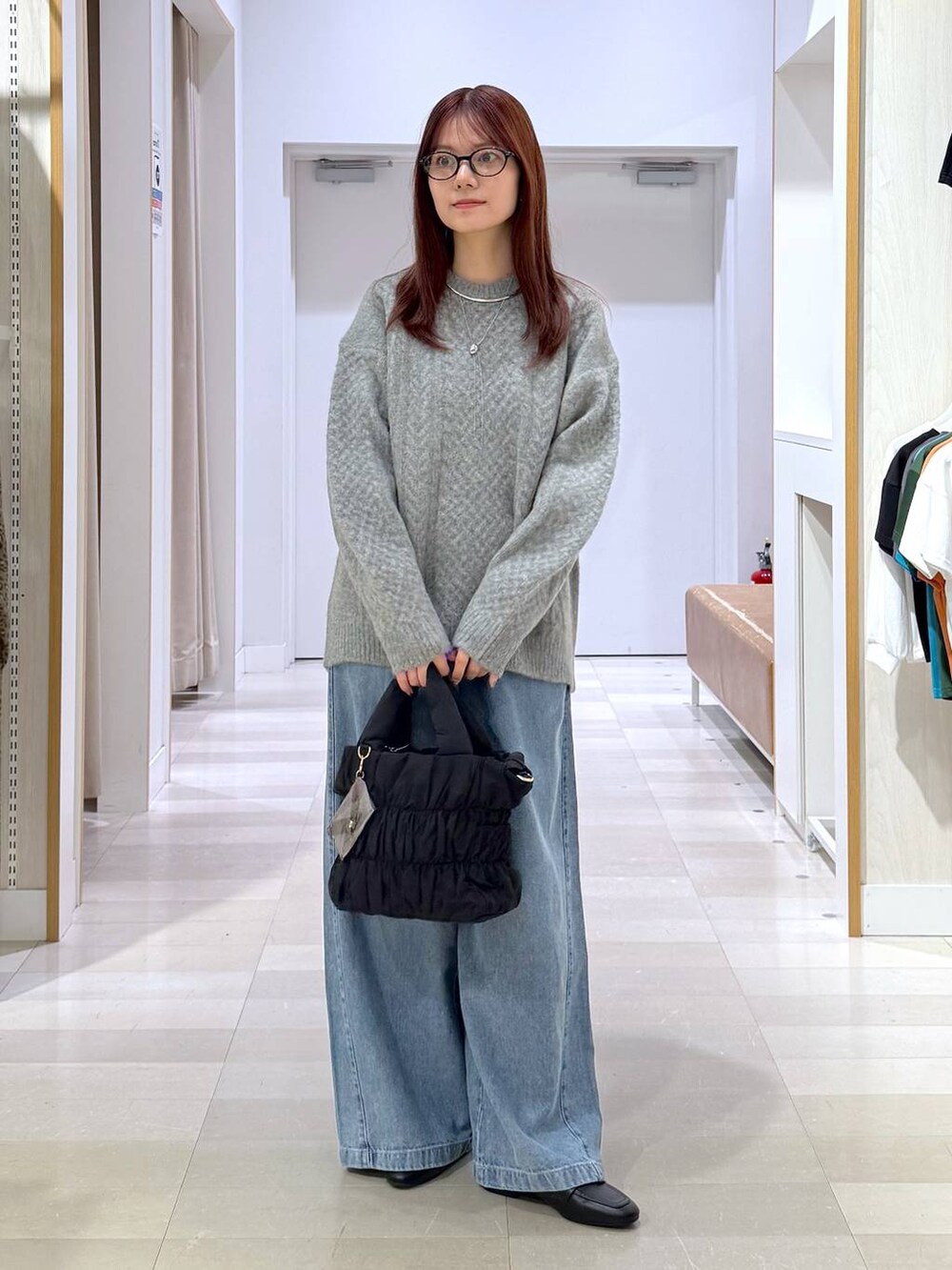 ブラック系のパンプス、レッド系のボストンバッグ、グレー系のその他パンツを着用したレディースの秋コーディネートの7枚目の写真