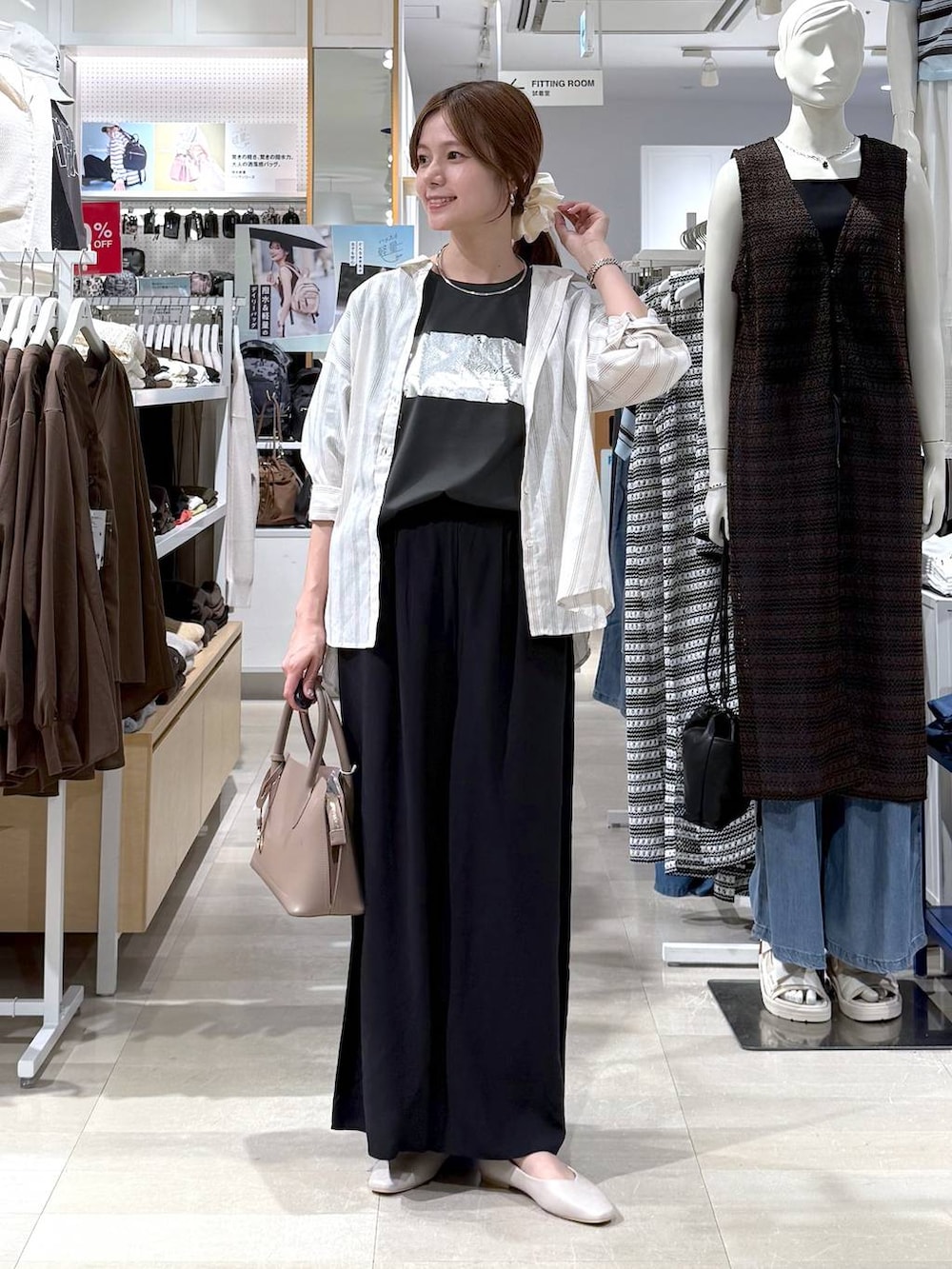ベージュ系のパンプス、ホワイト系のショルダーバッグ、グレー系のTシャツ/カットソーを着用したレディースの夏コーディネートの4枚目の写真