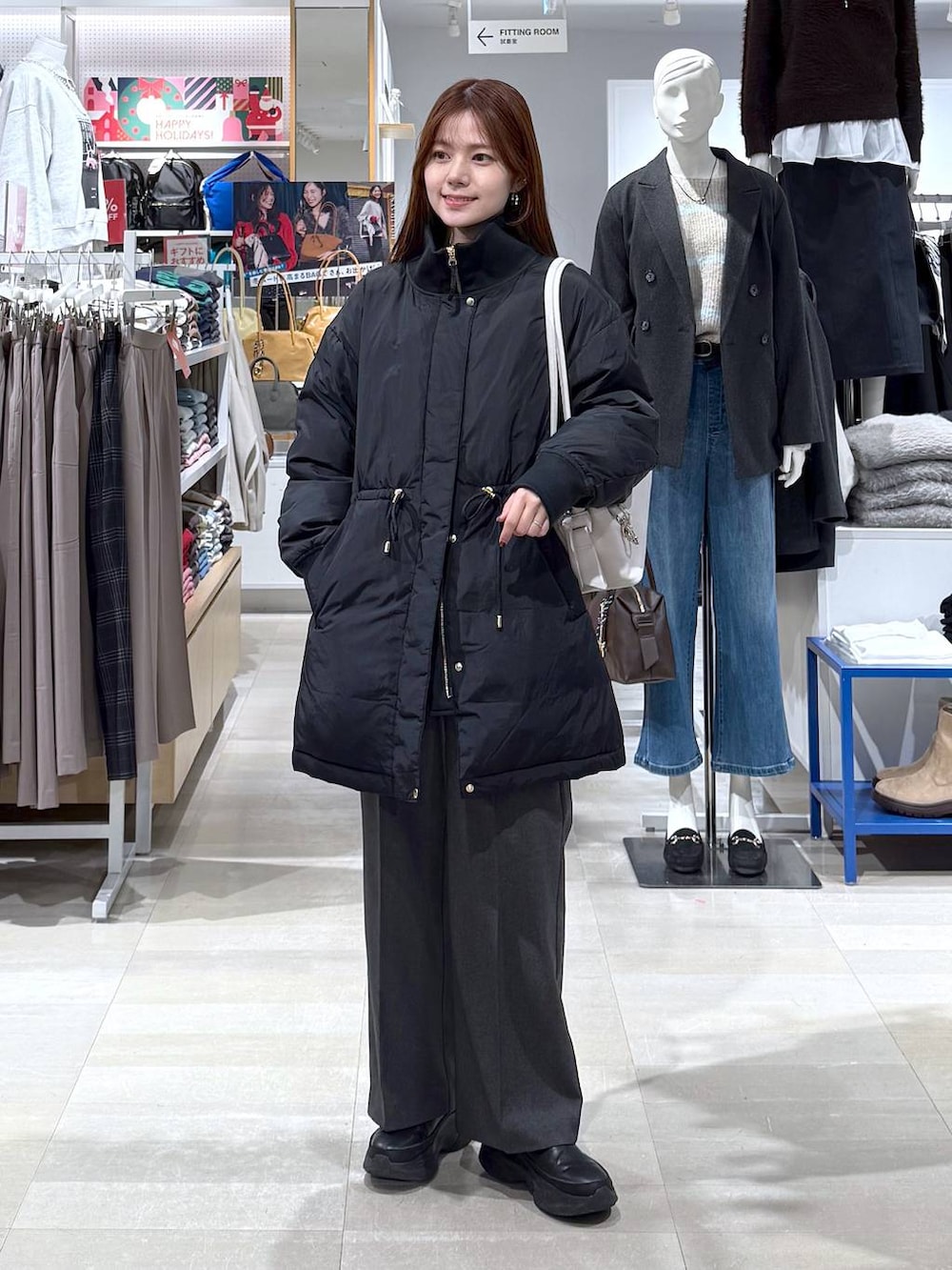 ブラック系のダウンジャケット/コート、グレー系のその他パンツ、ブラック系のブーツを着用したレディースの冬コーディネートの4枚目の写真