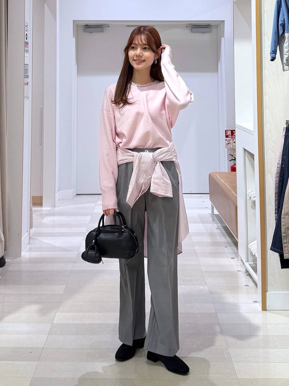 ピンク系のシャツ/ブラウス、グレー系のその他パンツ、ピンク系のニット/セーターを着用したレディースの冬コーディネートの4枚目の写真