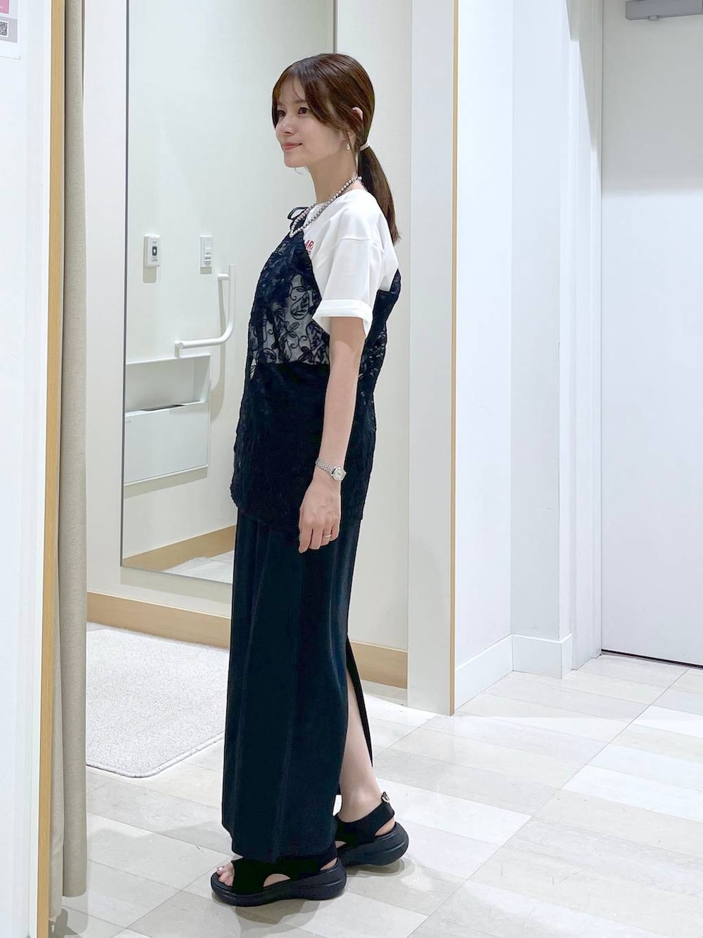 「体型カバー、低身長、カジュアル、ママコーデ、Tシャツ、夏コーデ、スカート、レイヤードスタイル、サンダル、ネックレス」｜「GLOBAL WORKのレースラップベルト/147075（その他小物、ブラック系）」を使った、きょんさん（レディース・155cm）の夏コーディネートの2枚目の写真