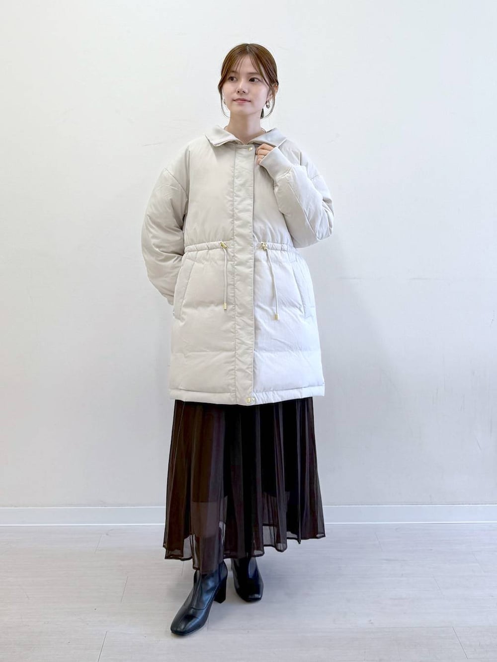 「体型カバー、低身長、ママコーデ、アウター、ブルゾン、きれいめカジュアル、スカート、バッグ」｜「GLOBAL WORKのエアリュクスダウンリブブルゾン/495689（ダウンジャケット/コート、ベージュ系）」を使った、きょんさん（レディース・155cm）の秋コーディネートの4枚目の写真