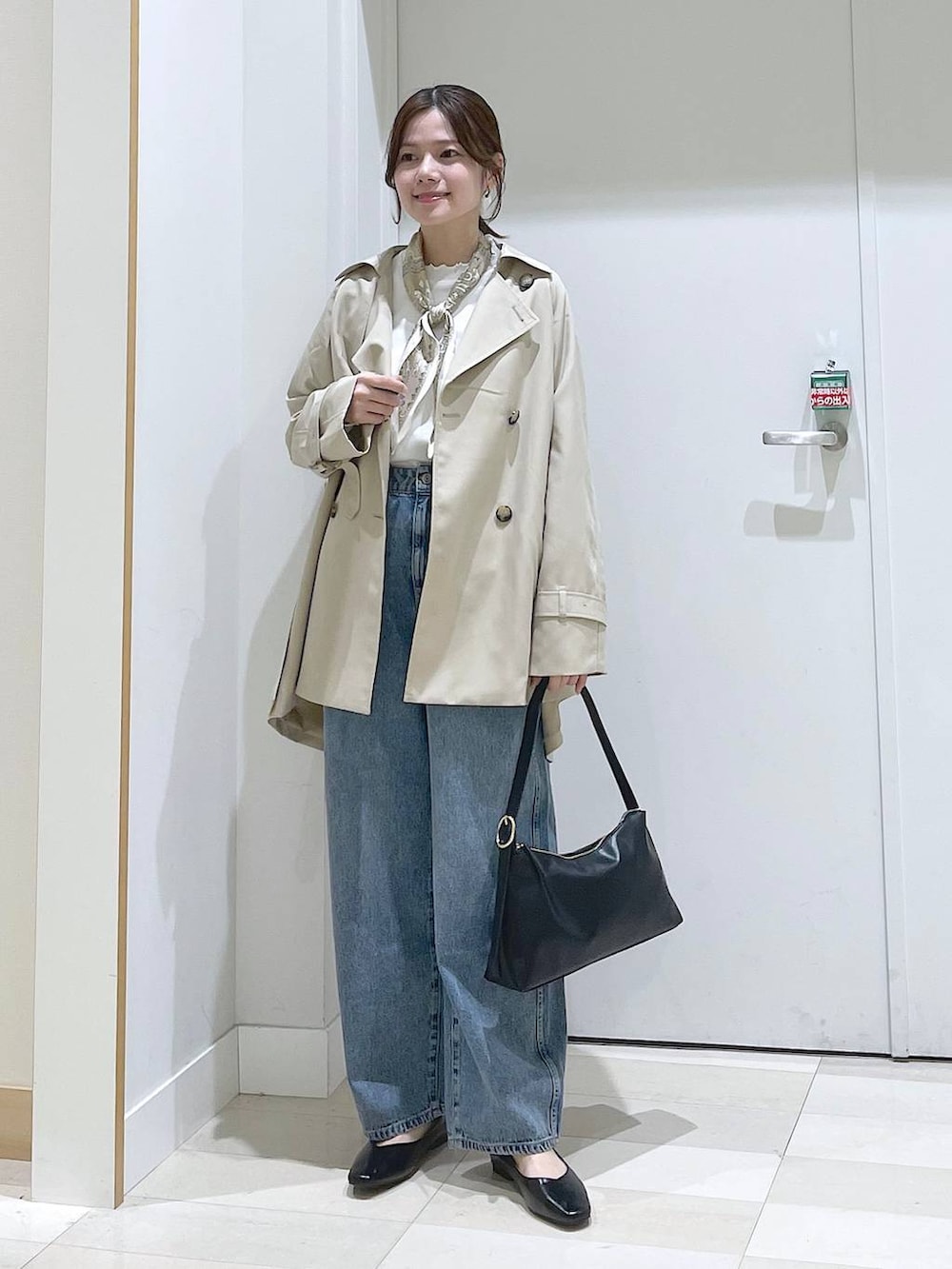 グレー系のジャンパースカート、ベージュ系のショルダーバッグ、ベージュ系のパンプスを着用したレディースの春コーディネートの5枚目の写真