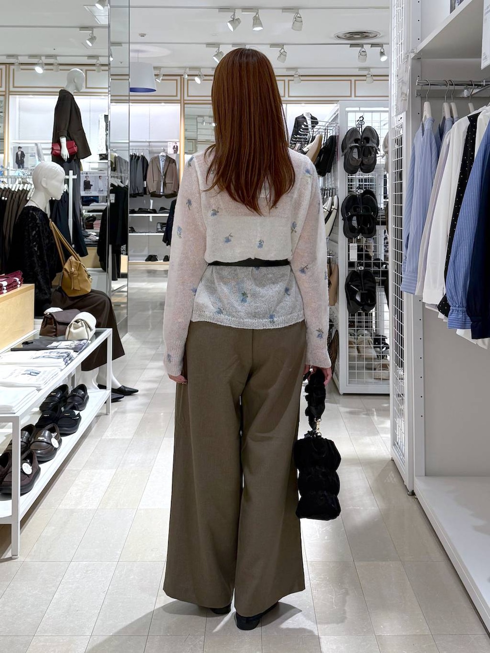 ホワイト系のカーディガン/ボレロ、ブラック系のショルダーバッグ、グリーン系のその他パンツを着用したレディースの秋コーディネートの3枚目の写真
