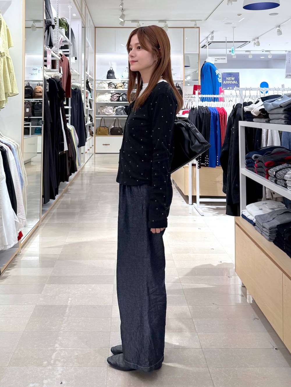 ブラック系のその他シューズ、ブラック系のボストンバッグ、ホワイト系のTシャツ/カットソーを着用したレディースの秋コーディネートの2枚目の写真