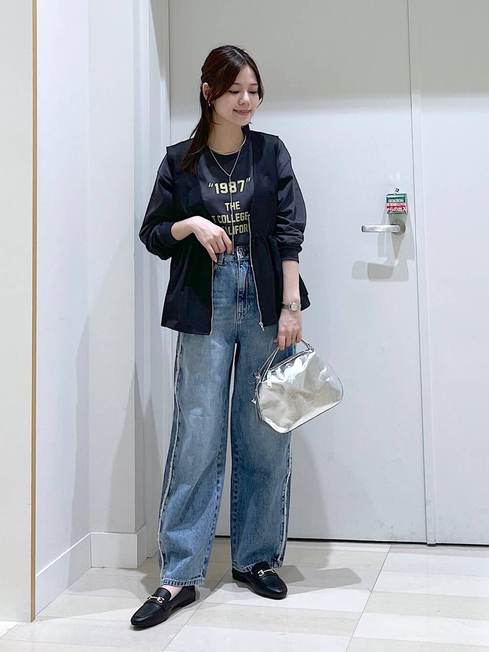 ブルー系のデニムパンツ、ブラウン系のニット/セーター、グレー系のパンプスを着用したレディースの春コーディネートの5枚目の写真