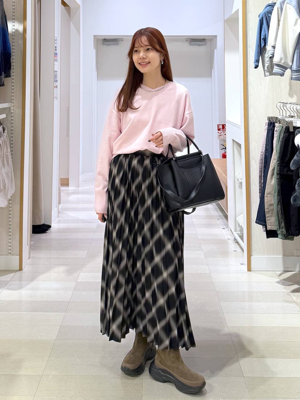 ベージュ系のカーディガン/ボレロ、ブラウン系のブーツ、ピンク系のニット/セーターを着用したレディースの冬コーディネートの4枚目の写真