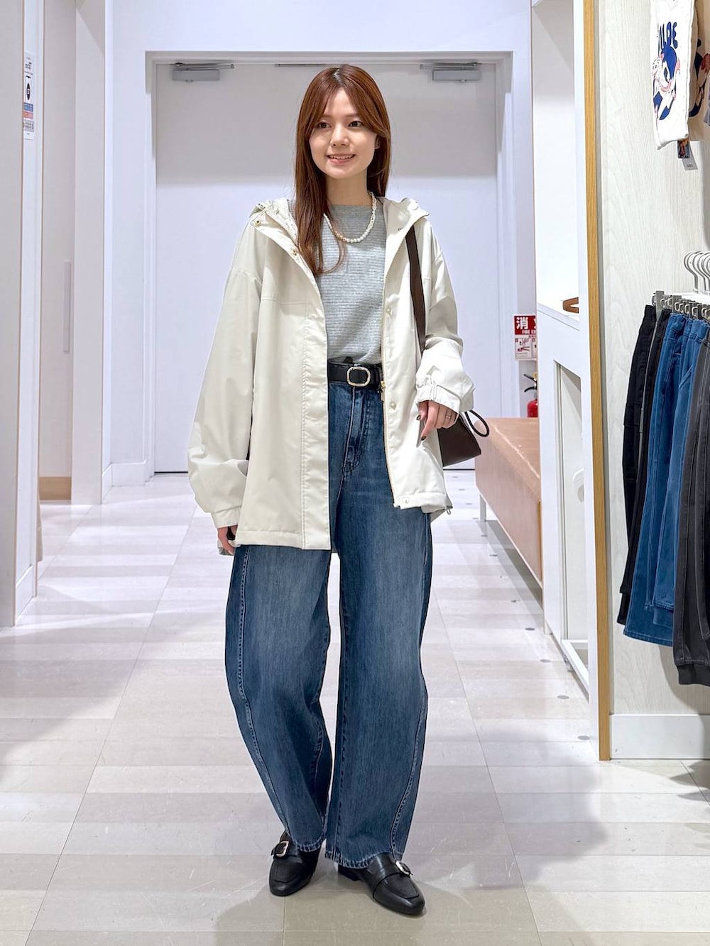 ブラック系のローファー、ベージュ系のマウンテンパーカー、グレー系のニット/セーターを着用したレディースの冬コーディネートの4枚目の写真