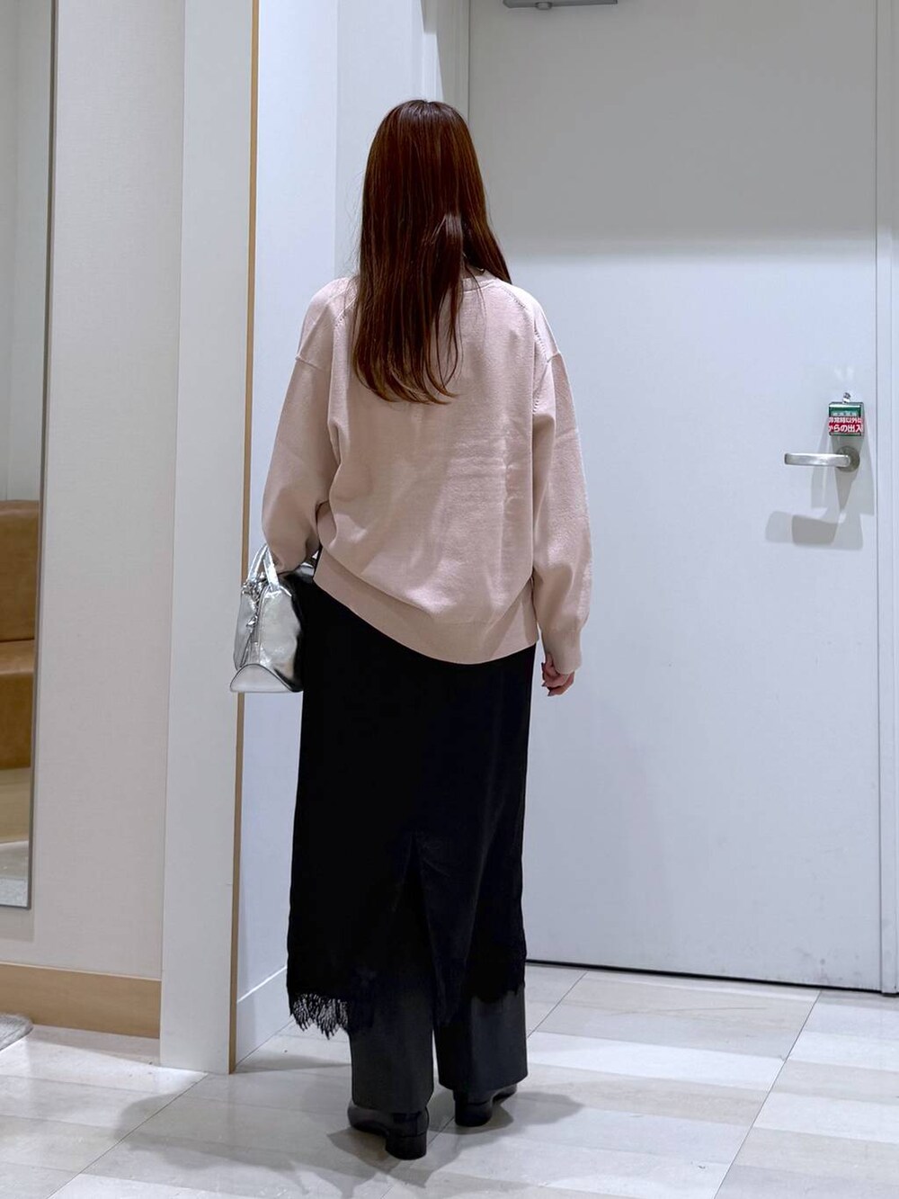 シルバー系のショルダーバッグ、ブラック系のパンプス、グレー系のその他パンツを着用したレディースの春コーディネートの3枚目の写真