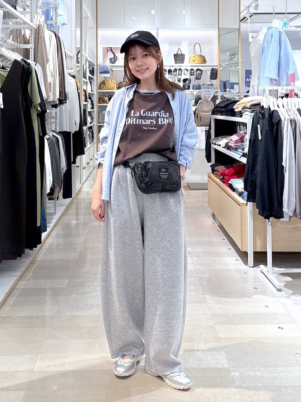 グレー系のスニーカー、ブルー系のシャツ/ブラウス、グレー系のその他パンツを着用したレディースの春コーディネートの4枚目の写真