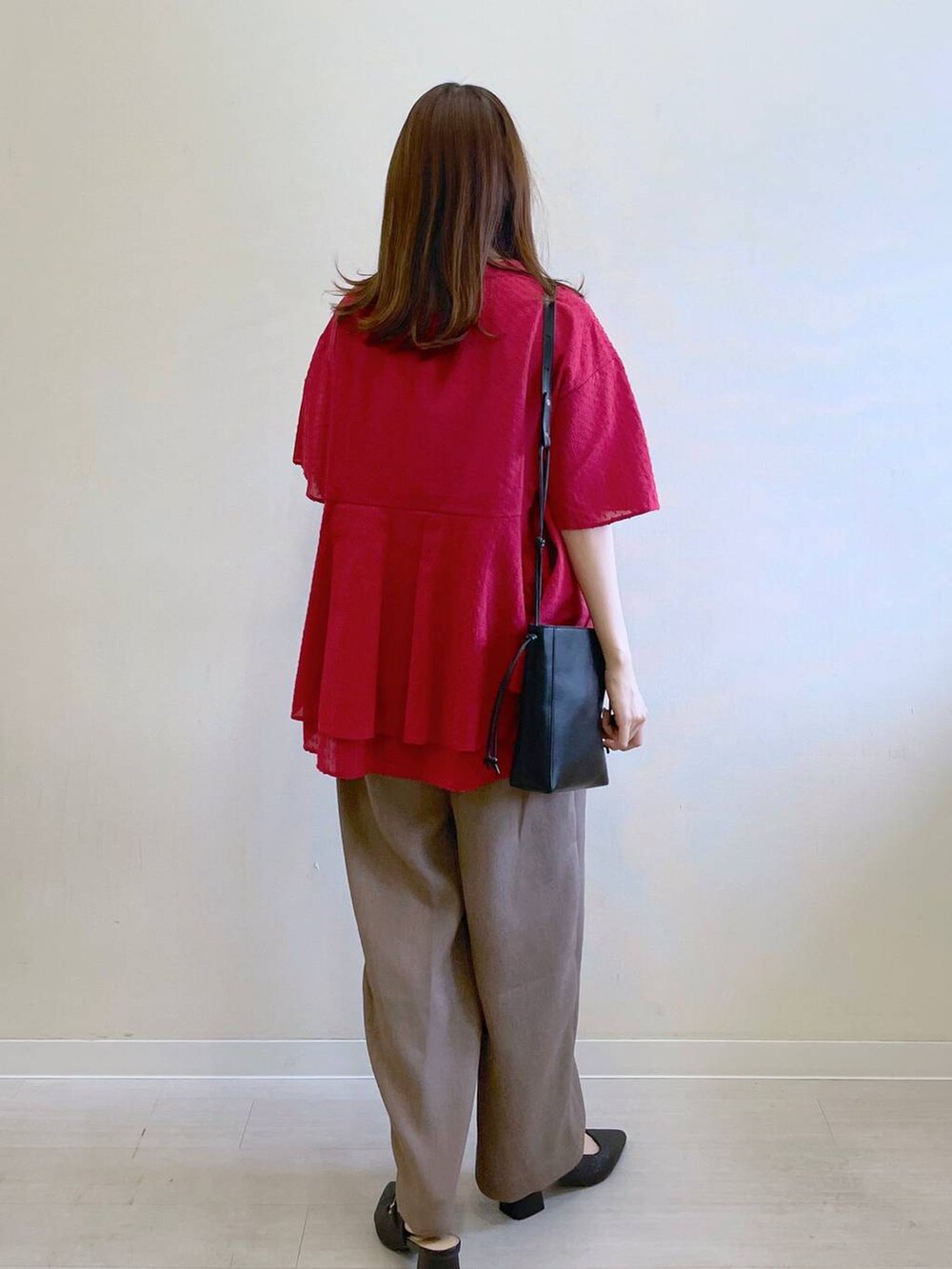 ブラック系のサンダル、ブラック系のショルダーバッグ、ブラウン系のその他パンツを着用したレディースの夏コーディネートの3枚目の写真