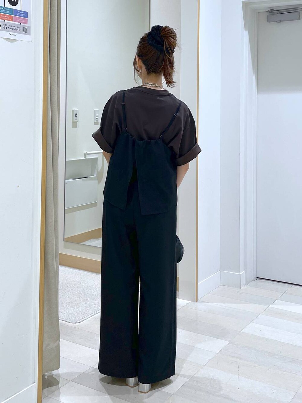 ブラック系のショルダーバッグ、ブラウン系のTシャツ/カットソー、シルバー系のサンダルを着用したレディースの夏コーディネートの3枚目の写真