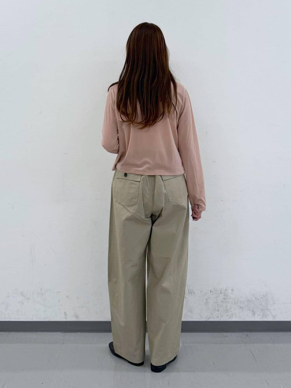 ブラック系のローファー、ピンク系のカーディガン/ボレロ、ベージュ系のその他パンツを着用したレディースの春コーディネートの3枚目の写真