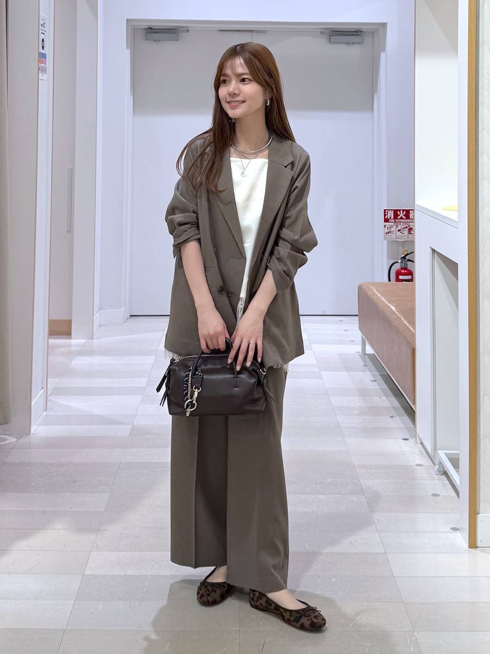 その他のバレエシューズ、ブラウン系のその他パンツ、ホワイト系のキャミソールを着用したレディースの春コーディネートの2枚目の写真