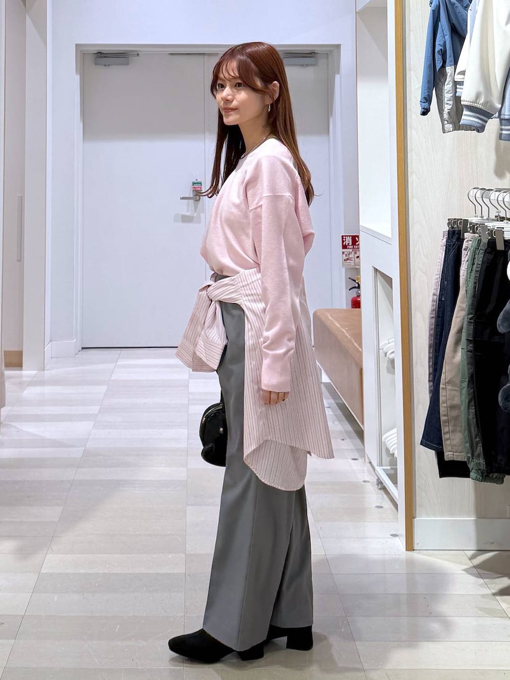 ピンク系のシャツ/ブラウス、グレー系のその他パンツ、ピンク系のニット/セーターを着用したレディースの冬コーディネートの2枚目の写真